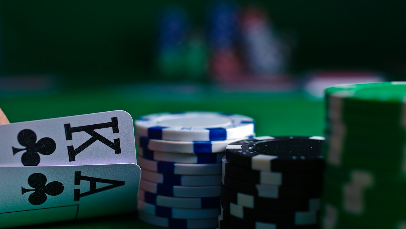 Cartas de póker y fichas de casino sobre un tapete verde
