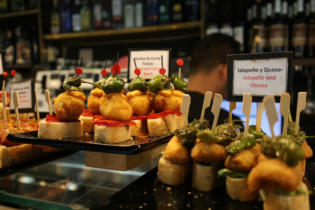 Pintxos de bomba de patata y jalapeño con queso sobre la barra